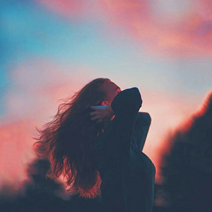 女友第一视角诱惑亲吻
